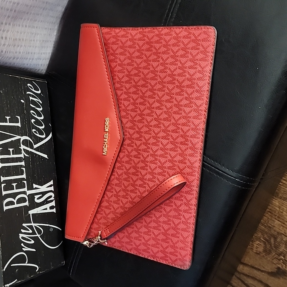 MICHAEL KORS Wristlet Clutch